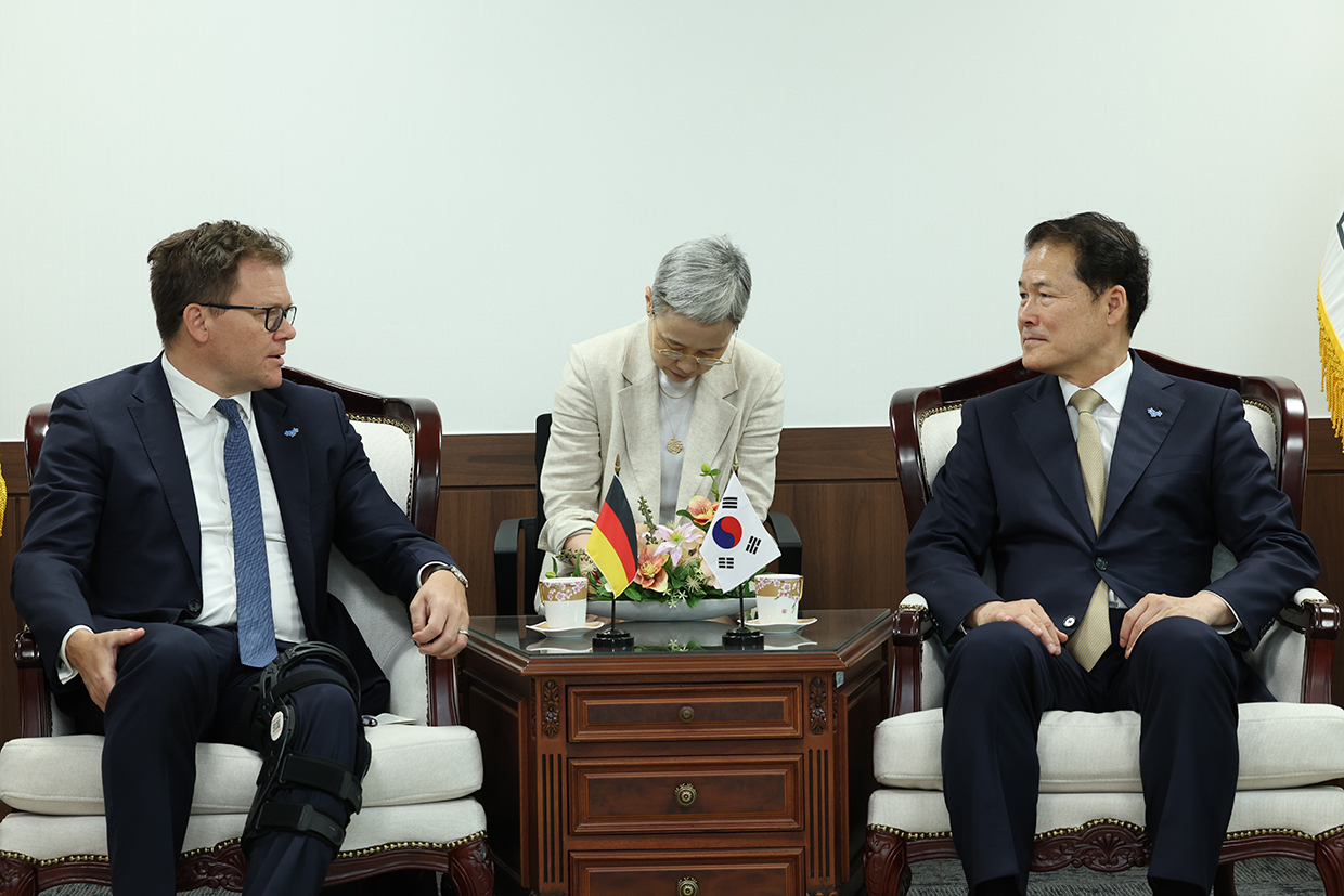 Unification Minister Kim Yung Ho meets with Parliamentary State Secretary for East Germany Carsten Schneider image